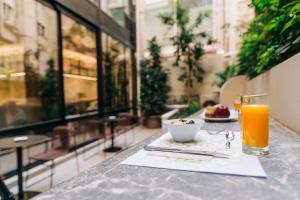 Athinais Hotel italokat is kínál