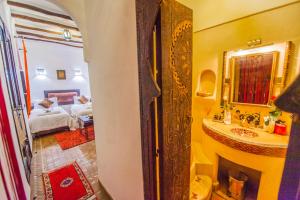 Koupelna v ubytování Riad Khabia & Spa