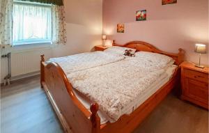 ein Schlafzimmer mit einem Holzbett und zwei Nachttischen in der Unterkunft Ferienhaus 16 In Thalfang in Thalfang