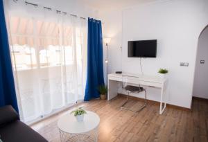 uma pequena sala de estar com uma secretária e uma televisão em Cosy Apartment Close to Sea, WiFi, Air Cond em Calpe
