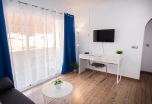 TV a/nebo společenská místnost v ubytování Cosy Apartment Close to Sea, WiFi, Air Cond