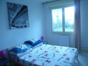 Dormitorio azul con cama y ventana en GreenHill, en Noisy-le-Grand
