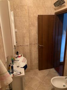 Vannituba majutusasutuses Min 4 nights Apartment with swimmingpool, seaview and large terrace, 1st floor min 2 pers