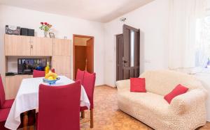 TV a/nebo společenská místnost v ubytování Holiday Home Sansevic