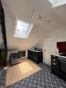 ein Wohnzimmer mit einem Fenster und einem Stuhl in der Unterkunft The Cornish Bank Flats in Falmouth