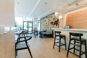 A seating area at Athinais Hotel