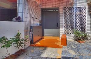 une porte d'entrée d'une maison recouverte de plantes dans l'établissement 翼想旅宿-平價包棟民宿站前500m舒適便利-花蓮縣民宿2633號, à Hualien