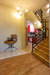 un salon avec une table et un escalier en colimaçon dans l'établissement 翼想旅宿-平價包棟民宿站前500m舒適便利-花蓮縣民宿2633號, à Hualien