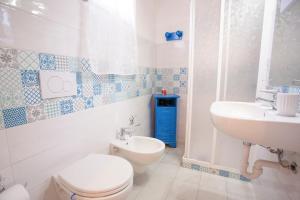 a bathroom with a toilet and a sink at Casa del Duca - Goelba in San Giovanni