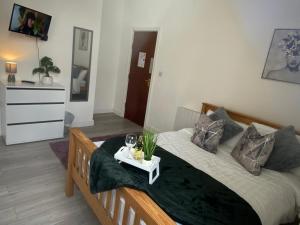 Ένα ή περισσότερα κρεβάτια σε δωμάτιο στο De Luxe Aparthotel
