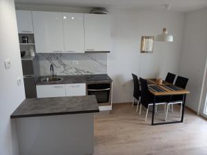 Kuchyňa alebo kuchynka v ubytovaní Apartment By the Mall