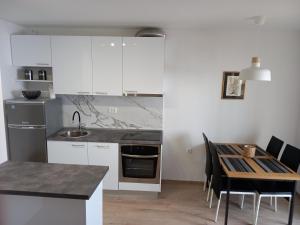 Kuchyňa alebo kuchynka v ubytovaní Apartment By the Mall
