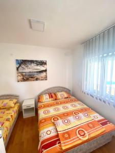 Кровать или кровати в номере Jovana -- porodicni apartmani Igalo