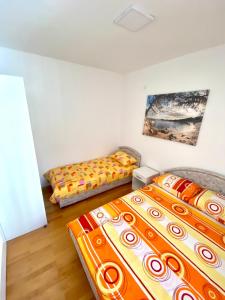Ένα ή περισσότερα κρεβάτια σε δωμάτιο στο Jovana -- porodicni apartmani Igalo