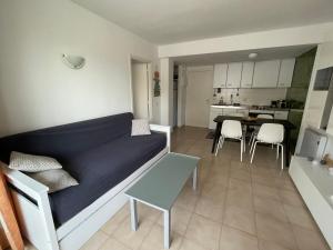 Habitación pequeña con cama y cocina en Apartament L'Estartit - Costa Brava, en Torroella de Montgrí