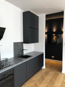 Kuchyň nebo kuchyňský kout v ubytování Modern Studio Apartment