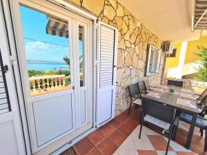 Balkón alebo terasa v ubytovaní Beachfront 5BR Home Victoria