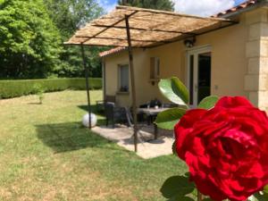 Gîte des Combes Blanches avec piscine et jacuzzi 야외 정원