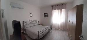 パレルモにあるVilla Pinellaの白いベッドルーム(ベッド1台、窓付)