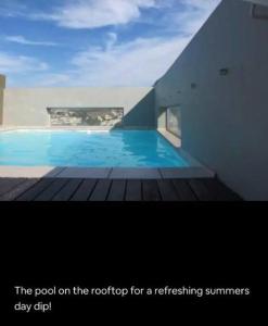 Bazén v ubytování Modern, trendy and comfortable 2 bedroom apartment in Cape Town nebo v jeho okolí