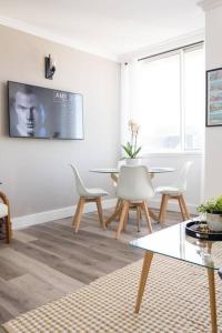 Posezení v ubytování Modern, trendy and comfortable 2 bedroom apartment in Cape Town
