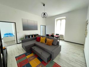 - un salon avec un canapé gris et des oreillers colorés dans l'établissement Baciccia a maina, à Chiavari