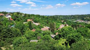 una vista aérea de un pueblo en los árboles en Gamma Apartmanok és Jakuzzi en Miskolctapolca