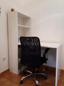 a white desk with a black chair in a room at Bel appartement rénové dans maison bigourdane in Pouzac