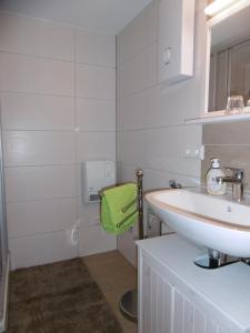 bagno bianco con lavandino e specchio di Ferienhof mit Bergblick a Löbau