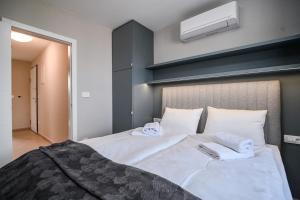 sypialnia z łóżkiem i dwoma ręcznikami na nim w obiekcie Luxury Apartment Nina with sea view w mieście Sveti Anton