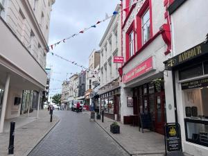 una calle de la ciudad con edificios y una persona caminando por la calle en Harbour Street Rooms, en Kent