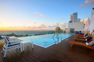 ein Pool auf dem Dach eines Gebäudes in der Unterkunft Leonardo Plaza Netanya Hotel in Netanya