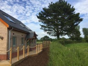 Gallery image of Deer Den timber clad cabin with hot tub, up private lane in Cullompton