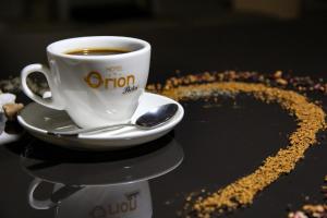 Kemudahan buat kopi dan teh di Hotel Orion Tbilisi