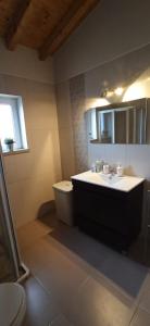 ein Badezimmer mit Waschbecken und Toilette in der Unterkunft Casa de campo a 5 minutos da praia in Atouguio