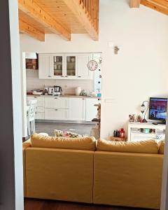 a living room with a couch in a kitchen at Casa de campo a 5 minutos da praia in Atouguio