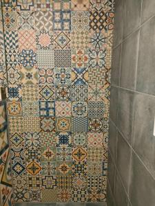 勒文斯坦的住宿－Löwensteiner Berge，浴室设有瓷砖墙,铺有不同的彩色瓷砖