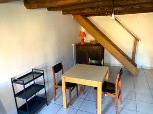 Posedenie v ubytovaní Petite maison lorraine avec cheminée et jardin + 3 fotografie