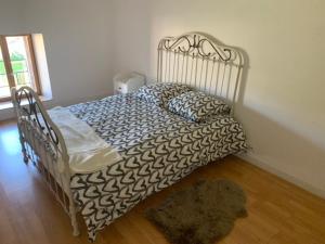 Ce lit se trouve dans un dortoir doté d'un lit sidx sidx. dans l'établissement Petite maison lorraine avec cheminée et jardin, à Saint-Mihiel