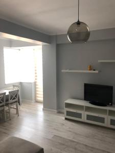 een woonkamer met een flatscreen-tv op een kast bij Apartament 2 camere Eliberarii in Constanţa