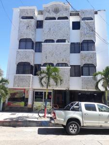 um camião prateado estacionado em frente a um edifício em hotel interamericano em Barranquilla