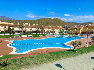 una grande piscina al centro di un resort di Villa Thierryanet ad Alicante