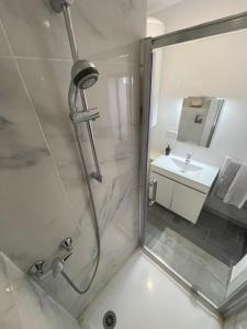 un baño con ducha y lavabo en AZUR, en Saint-Nazaire 13 fotos más