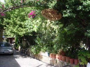 een bord voor een tuinwinkel met planten en bloemen bij Onder Pansiyon in Dalyan