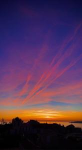 - un coucher de soleil avec un ciel violet et orange dans l'établissement Maï Homes - La Villa Bompard, à Marseille