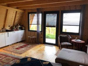 una cucina con pavimenti in legno e finestre in una camera di HappyHouse Bungalov Three-Room, SPA pleasure with lake view, Sapanca B1 a Sapanca