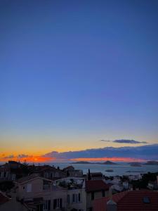 - une vue sur le coucher du soleil depuis la ville dans l'établissement Maï Homes - La Villa Bompard, à Marseille