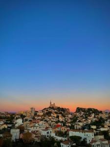 a view of a city at sunset at Maï Homes - La Villa Bompard in Marseille