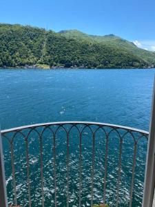 un balcone con vista su una grande cassa d'acqua di Apartment in erster Seelinie in Morcote a Morcote