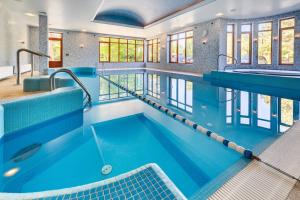 Bazén v ubytování Hotel Pan Tadeusz nebo v jeho okolí